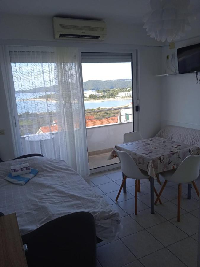Apartment Luka With Balcony, Sea View And Free Parking Sibenik Luaran gambar