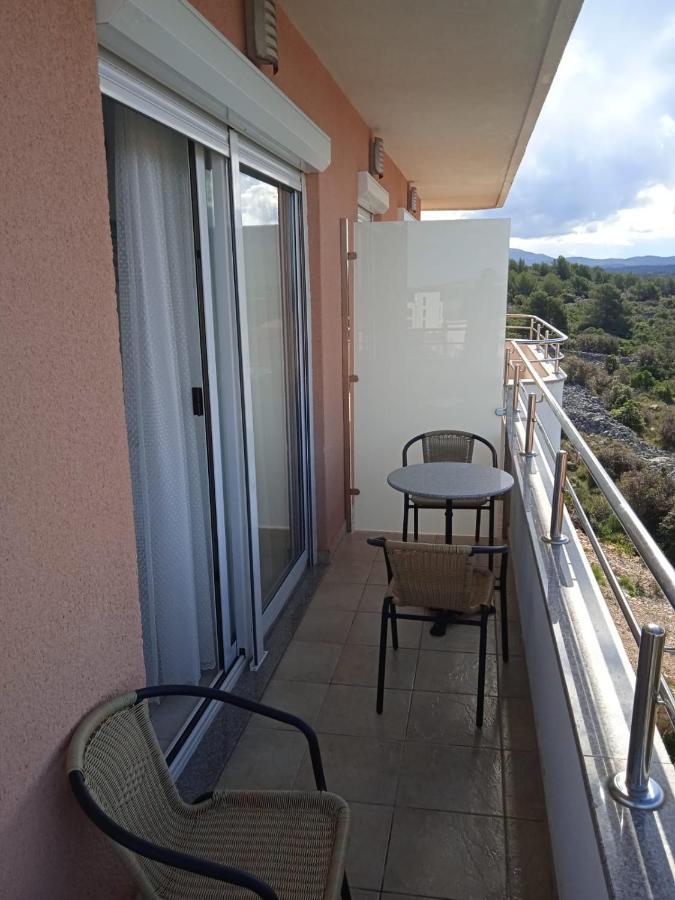 Apartment Luka With Balcony, Sea View And Free Parking Sibenik Luaran gambar